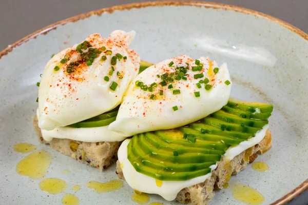 Bruschetta Med Benedict Ägg Och Avokado — Stockfoto