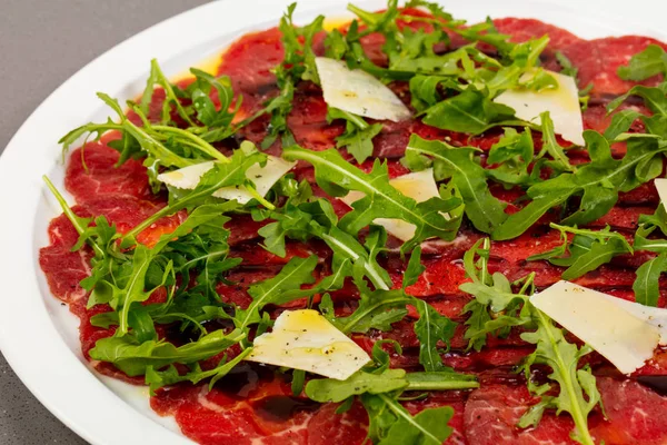 Carpaccio sığır eti ve parmesan ile