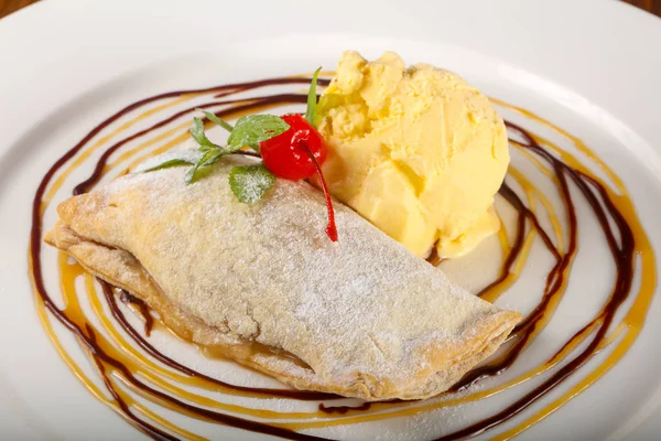 Apfelstrudel Mit Eis — Stockfoto