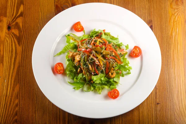 Ensalada Caliente Con Fideos Pollo Vidrio — Foto de Stock