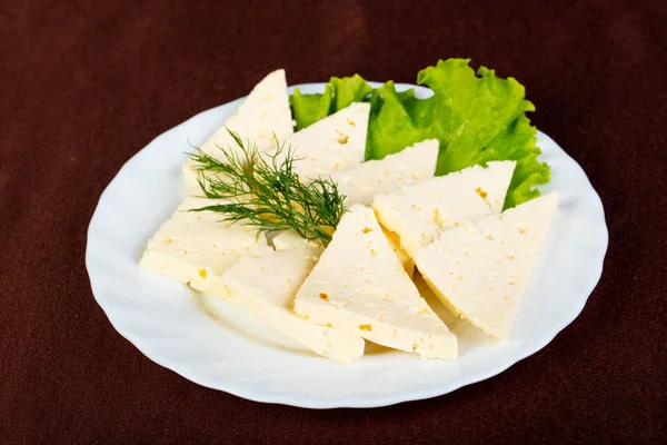 Kaukasischer Käse Suluguni Mit Salatblättern — Stockfoto