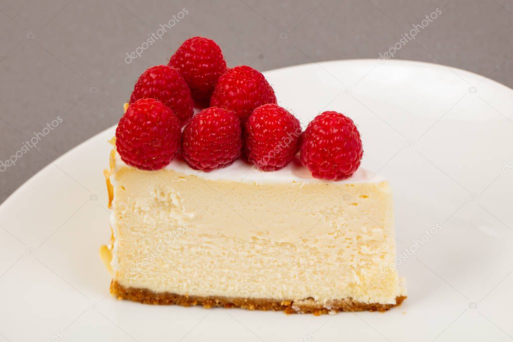 Cheesecake with raspberry in the bowl
