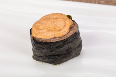 Soslu baharatlı gunkan suşisi.