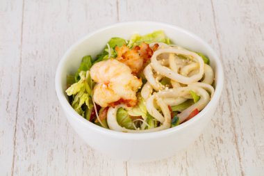 Karides ve mürekkep ile selofan erişte