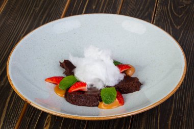 Nane brownie kek çilek ile hizmet