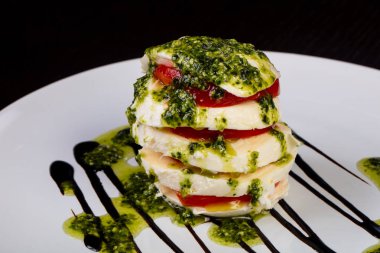 Ispanak ve sos lezzetli caprese salatası