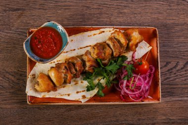 Domates soslu tavuk şiş