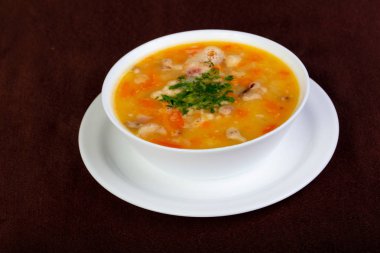 Etli sıcak bezelye çorbası