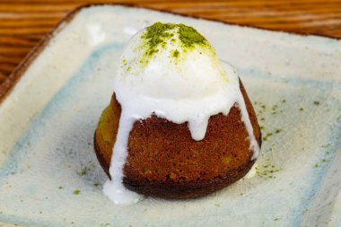 Muffin krema ve fındık ile