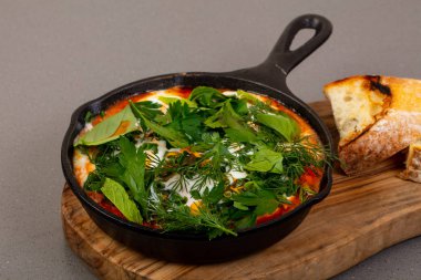 Otlar ve ekmek ile geleneksel şakşuka