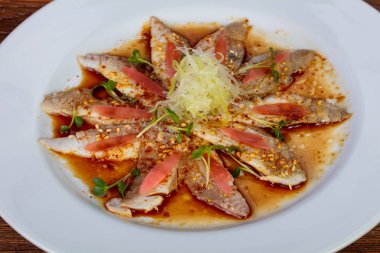 Carpaccio dorada balık ve sos ile
