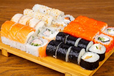 Lezzetli yılan balığı sushi roll seti