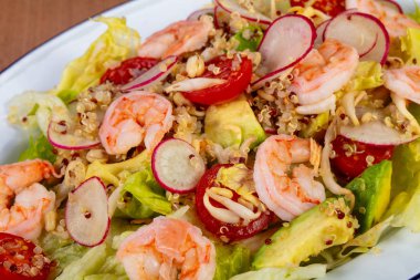 Salata karides ve kırmızımsı