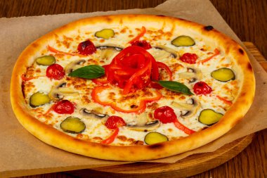 Domates peynir ve Mantarlı Pizza servis