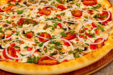 Mantar, peynir ve tavuk pizza