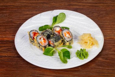 Yılan balığı ve tobiko ile tempura rulo