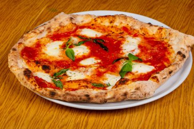 Pizza Margarita peynir ve domates sos ile