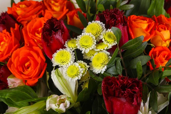 Ramo Rosas Frescas Con Otras Flores — Foto de Stock