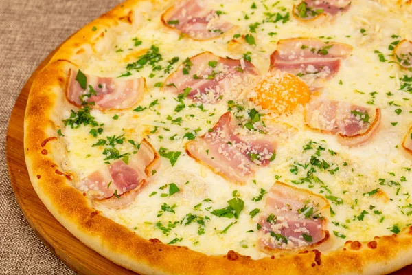 Pizza Carbonara jambon ve yumurta