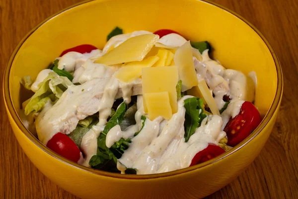Saláta Csirkével Zöldséggel — Stock Fotó