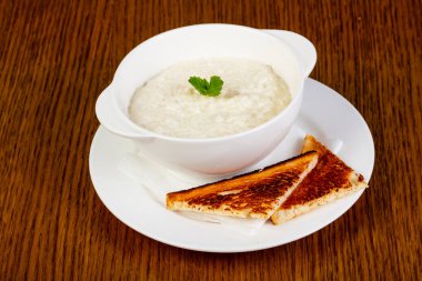 Kahvaltı pirinç lapası ekmek ile