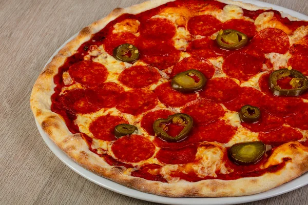 Pizza biberli sosis ve biber