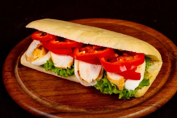 Panini Com Peito Frango Tomates — Fotografia de Stock