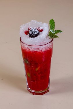 Nane yaprağı ile Berry güler yüzlü