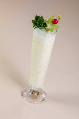 Pina colada Hindistan cevizi kokteyl nane ile