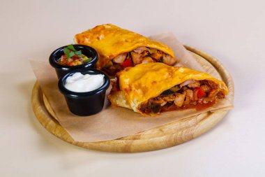 İki soslu tavuklu böreği