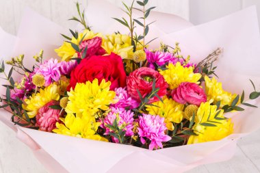 Çeşitli çiçek ile romantik buket