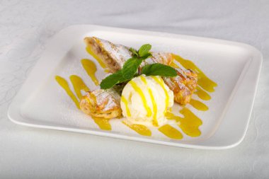 Apple strudel dondurma ile