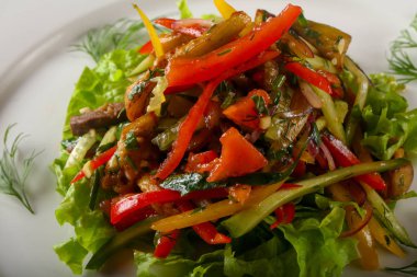 Beyaz tabak sıcak biftek salata