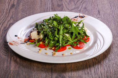 Roka ve mozzarella Caprese salatası