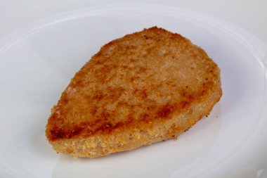 Kavrulmuş balık tabak içinde pirzola