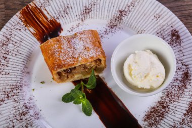 Nane yaprakları Apple strudel dondurma ile servis