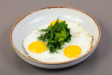 üç kızarmış yumurta otlar ile