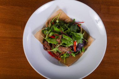 Biftek salata otlar ve baharatlar ile