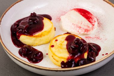 Peynir pan kek çilek ile