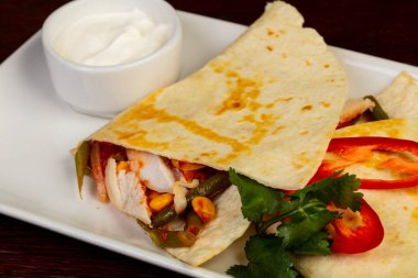 Tavuk ve sebzeli tortilla.