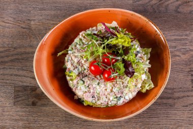 Kiraz domates salatası karidesleri ve somon hizmet