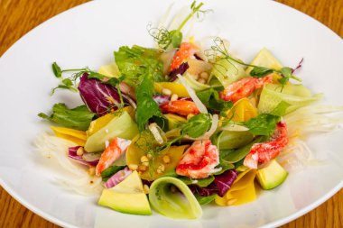 Doğal yengeç ve avokado salatası