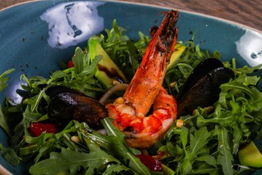 Avokado ve rucola deniz ürünleri salatası