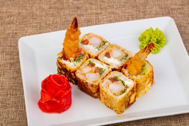 Karides ile Japon geleneksel rulo