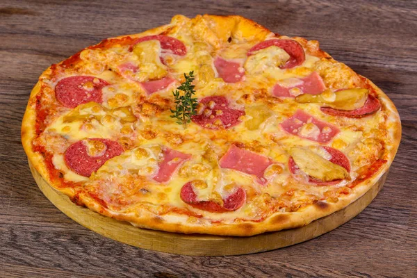 Gustosa Pizza Con Prosciutto Salsicce — Foto Stock