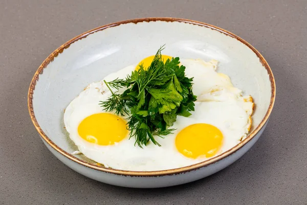 üç kızarmış yumurta otlar ile