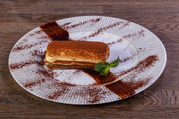 Saboroso Bolo Tiramisu Servido Folhas Hortelã — Fotografia de Stock