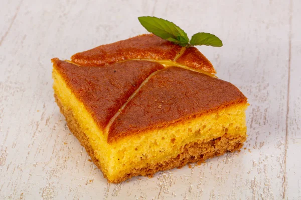 Leckeren Biskuitkuchen Ower Hölzernen Hintergrund — Stockfoto