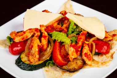 Izgara sebze tavuk ve peynir ile