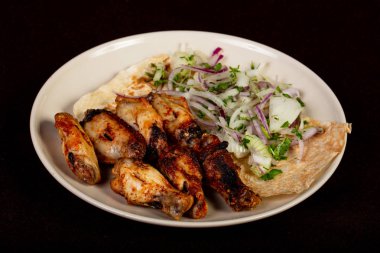 Izgara tavuk kanatları şaşlık soğan ile